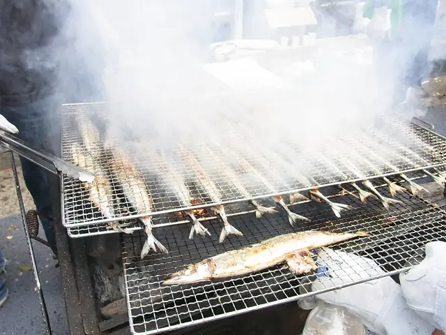目黒のさんま祭りで煙を上げて炭火で焼かれるサンマ