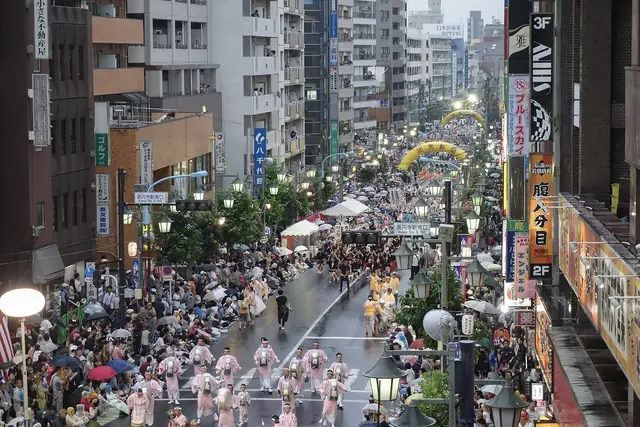 見物客が並ぶ通りを踊り進む高円寺阿波おどりの連