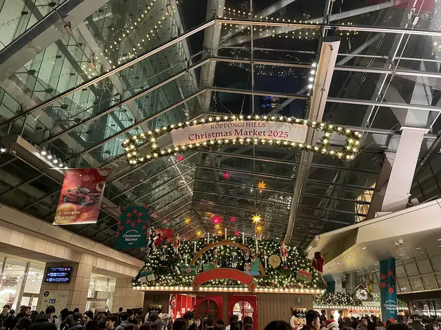 ガラス屋根の下でにぎわう六本木ヒルズのクリスマスマーケット