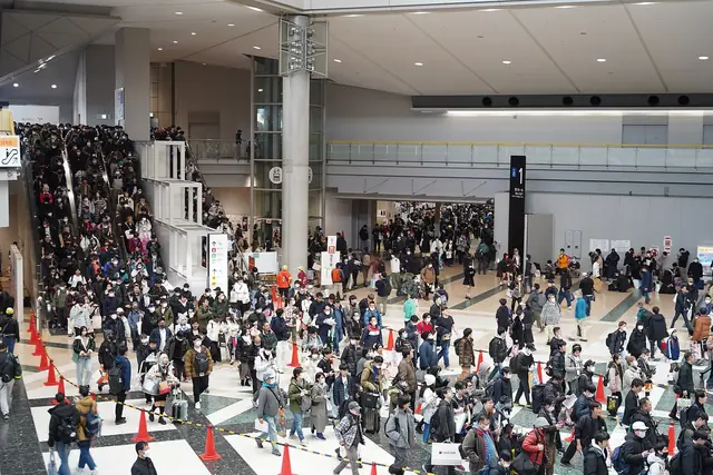 冬コミの東京ビッグサイト西ホール付近。誘導柵の間を進む来場者