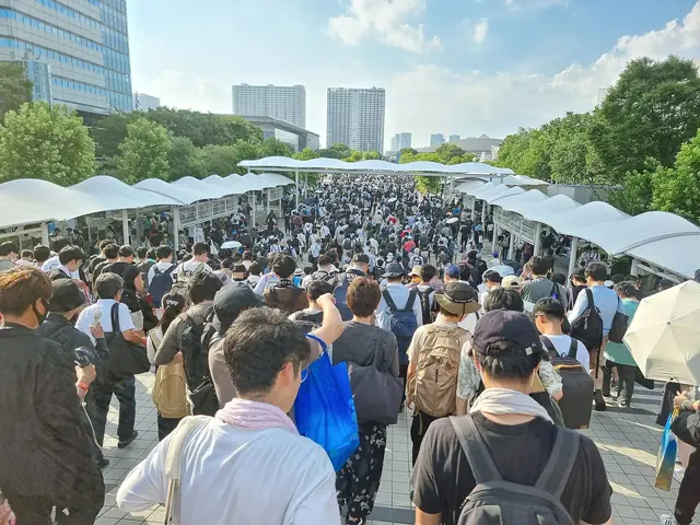 夏コミ初日の終了後、屋根付き通路を駅へ向かう大勢の来場者