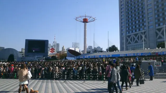 東京ドームの外でグッズ販売に並ぶファン