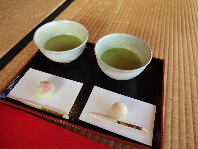 浜離宮での茶会。抹茶二碗と和菓子が盆に載る