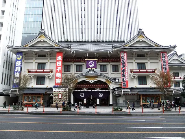 東銀座の歌舞伎座の正面。演目の幟が掛かる