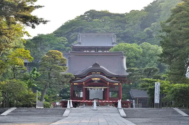 鎌倉・鶴岡八幡宮の石段の上に建つ朱色の本宮