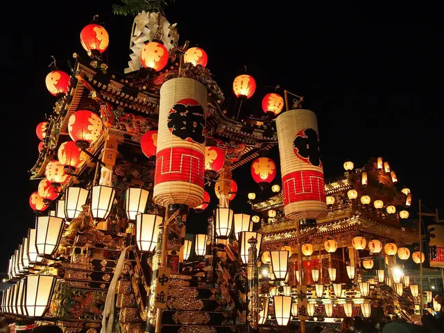 12月の秩父夜祭で提灯に彩られた夜の屋台