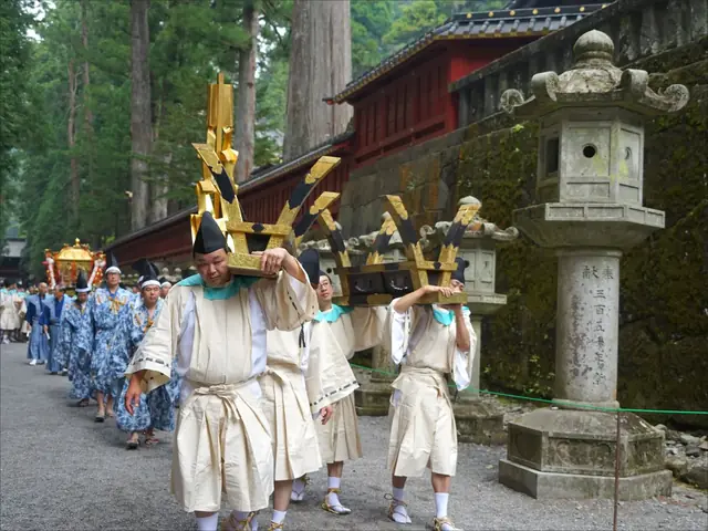 日光東照宮の春の千人武者行列で神具を担ぐ白装束の人々