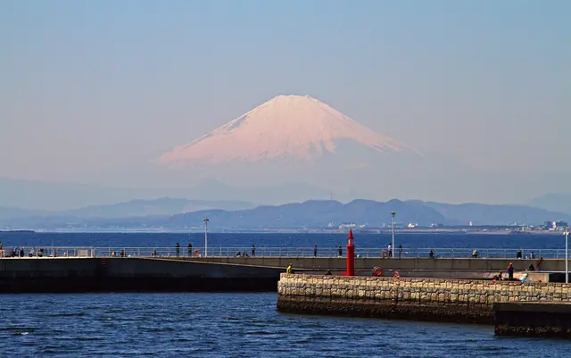 江の島から見た相模湾越しの雪をかぶった富士山