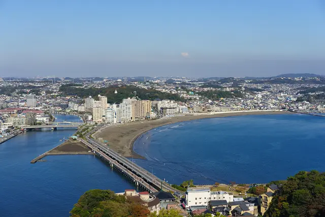 江の島から見た弁天橋と片瀬海岸、藤沢の海岸線