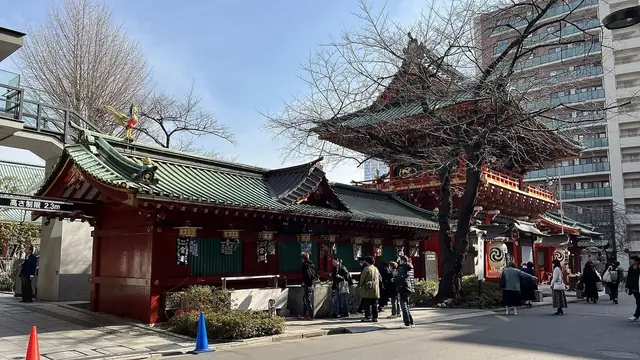 神田明神の手水舎で手を清める参拝者