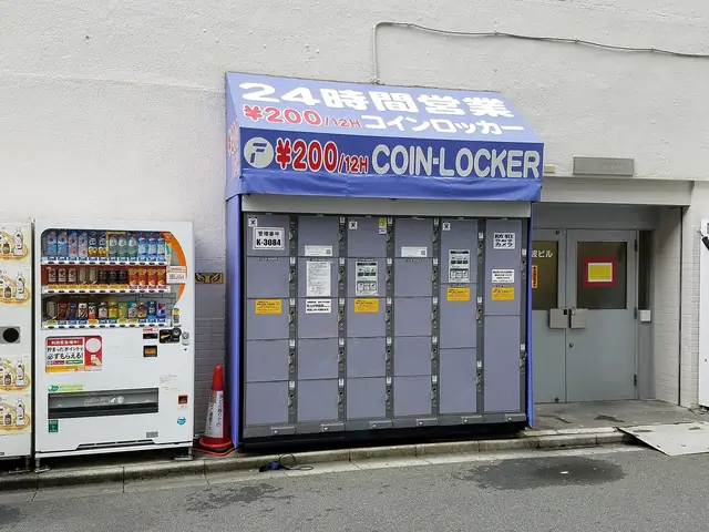 秋葉原の路上、自動販売機の隣にあるコインロッカー
