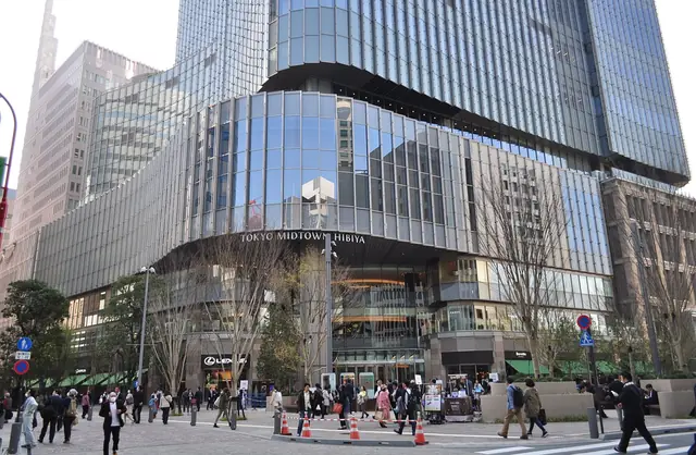 Изогнутый стеклянный фасад Tokyo Midtown Hibiya, на площади перед которым проходит кинофестиваль Хибии