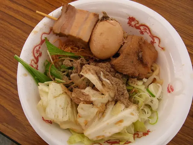 東京のラーメンイベントで出された、チャーシューと卵入りの一杯