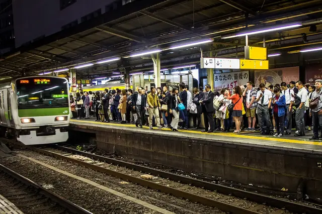 夕方の新宿駅、山手線ホームの混雑