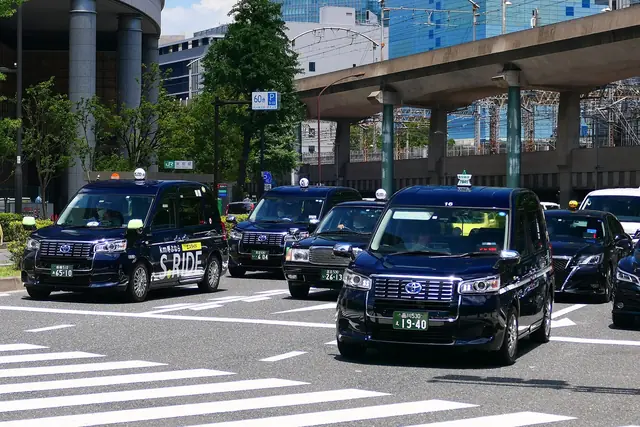 丸の内の東京駅前で客待ちをするタクシー