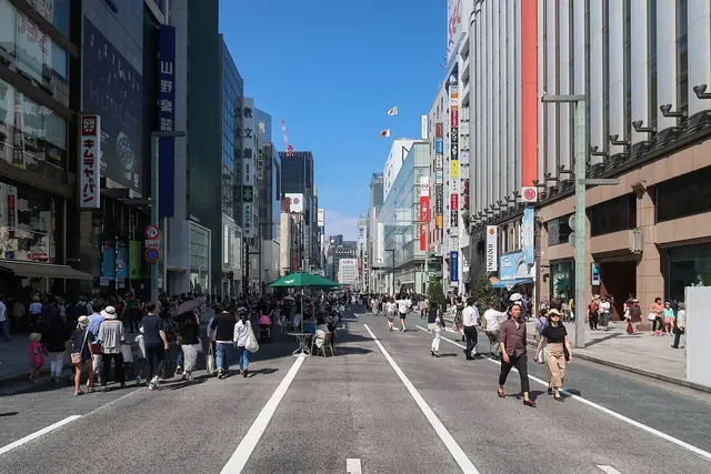 週末の歩行者天国で車道を人が歩く銀座・中央通り