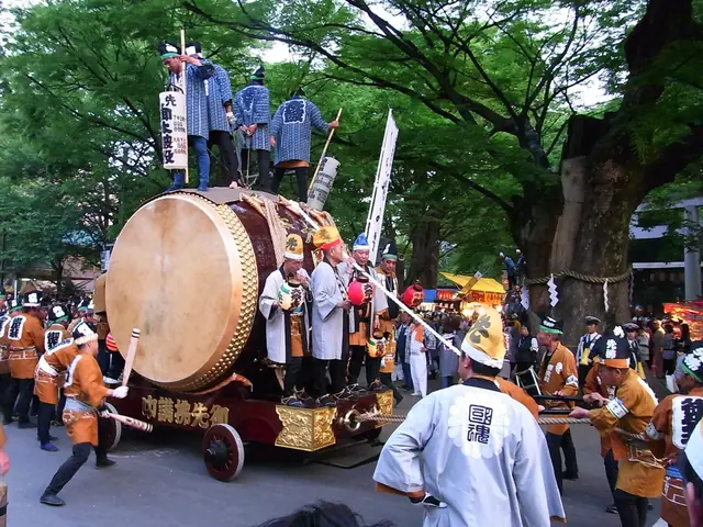 府中のくらやみ祭で街を引かれる山車の大太鼓