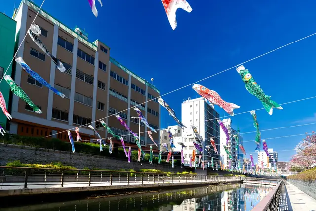 青空の下、墨田区の北十間川に連なる鯉のぼり