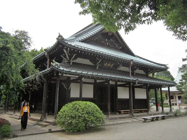 木々に囲まれた1677年建立の豪徳寺仏殿
