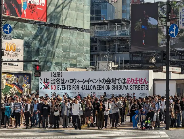 渋谷はハロウィンイベントの会場ではないと伝える交差点の横断幕