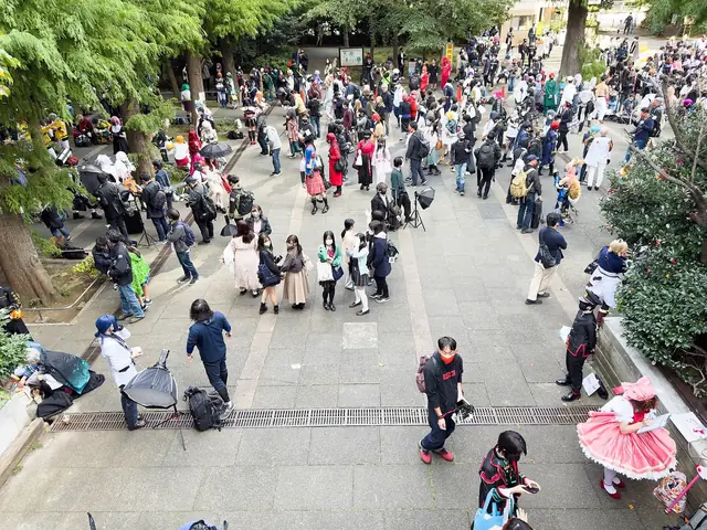 池袋ハロウィンコスプレフェスで東池袋中央公園に集まるコスプレイヤー