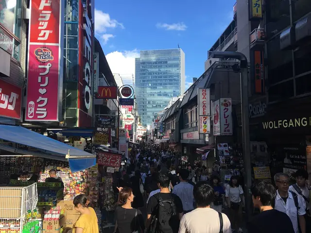 カラフルな看板の店が並び、人で埋まる原宿・竹下通り