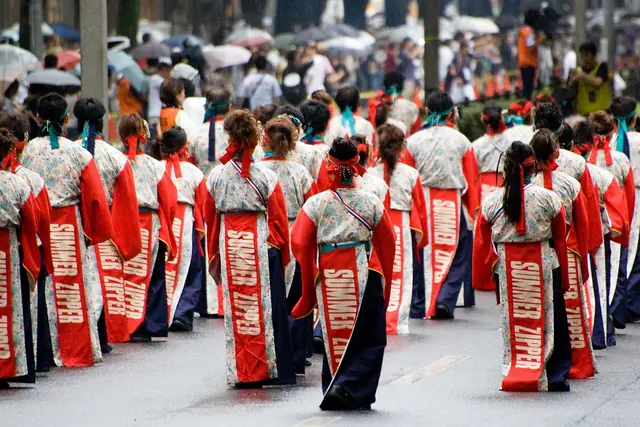 原宿スーパーよさこいで赤と白の衣装で踊るチーム