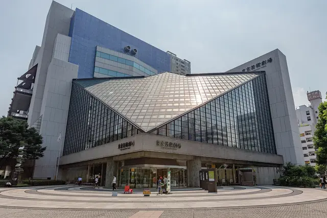 池袋西口に建つ東京芸術劇場のガラスのアトリウム
