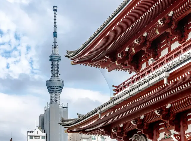 浅草寺二天門の屋根越しにそびえる東京スカイツリー