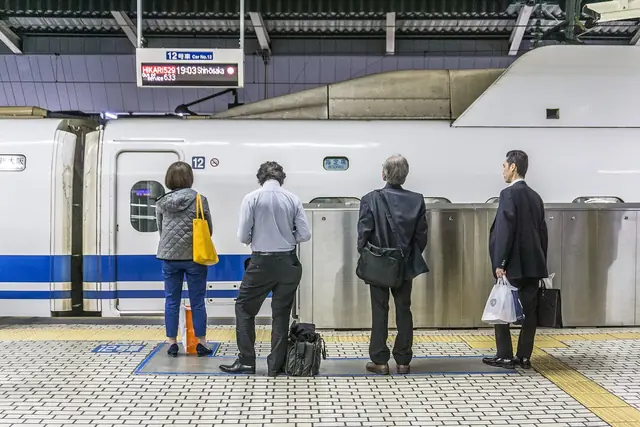 東京駅の新幹線ホームで「ひかり」を待つ乗客の列