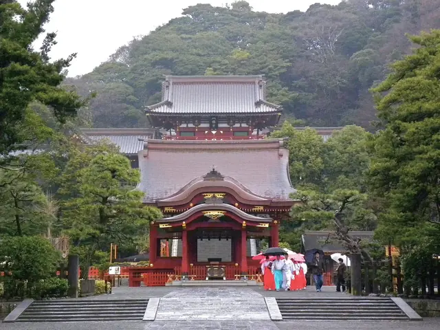 石段の上に建つ鶴岡八幡宮の本宮
