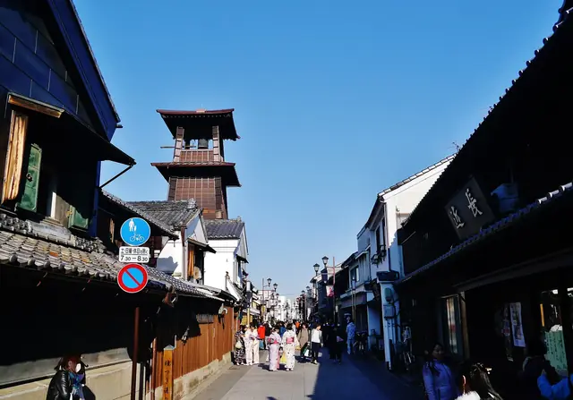 川越の古い家並みの路地の先にそびえる木造の時の鐘
