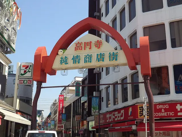 高円寺駅北口の純情商店街の赤いアーチ