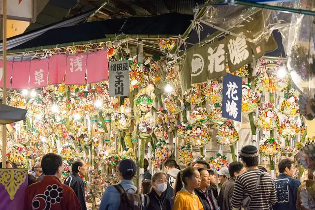 浅草・鷲神社の酉の市で縁起熊手が並ぶ露店