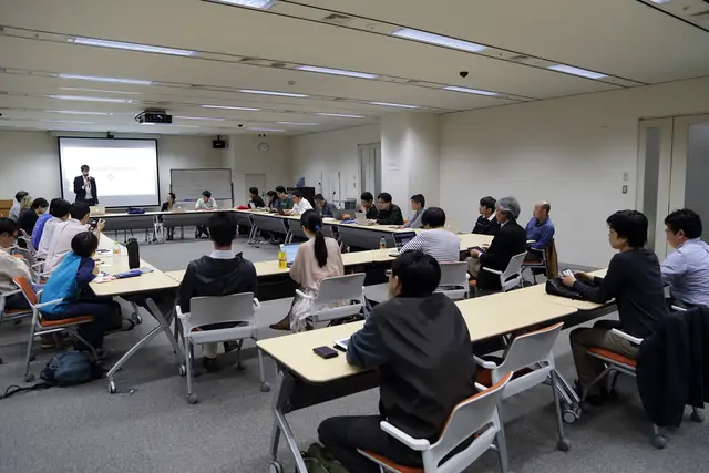 東京の会議室で開かれたコミュニティの勉強会で発表を聞く参加者