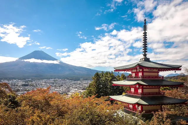 忠霊塔の五重塔と背後の富士山、富士吉田の街