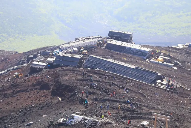 吉田ルートの山小屋の下、火山礫の斜面を登る登山者