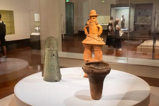 東京国立博物館の常設展示に並ぶ埴輪と銅鐸