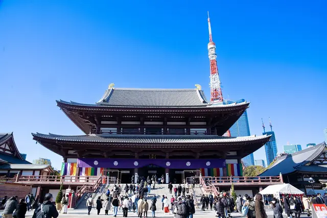 正月の増上寺大殿と背後にそびえる東京タワー