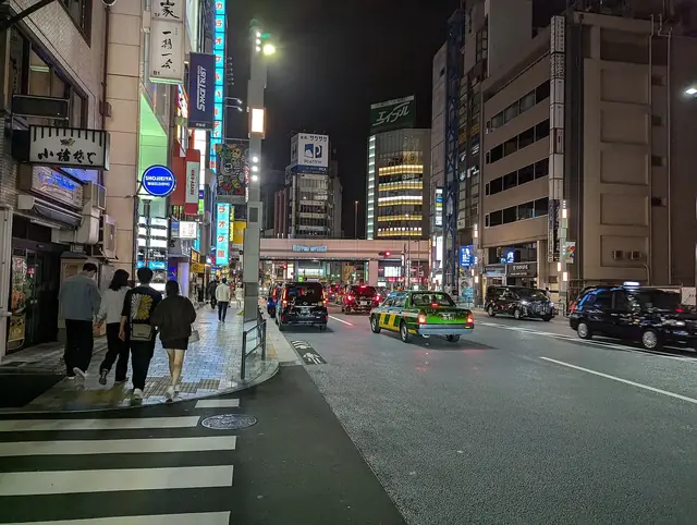 週末の深夜1時の六本木。明かりの灯る通りにタクシーが並ぶ