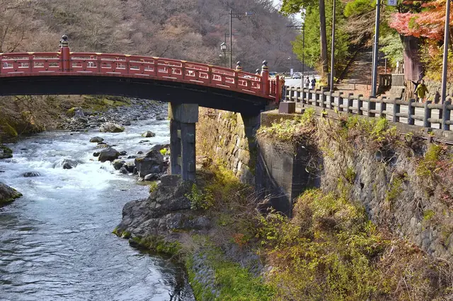 日光の大谷川に架かる朱塗りの神橋