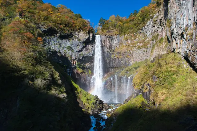 紅葉の崖を流れ落ちる華厳の滝