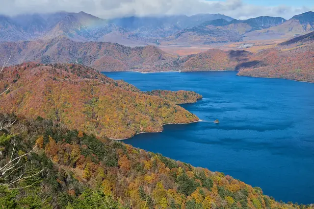 半月山から見た紅葉に囲まれた中禅寺湖