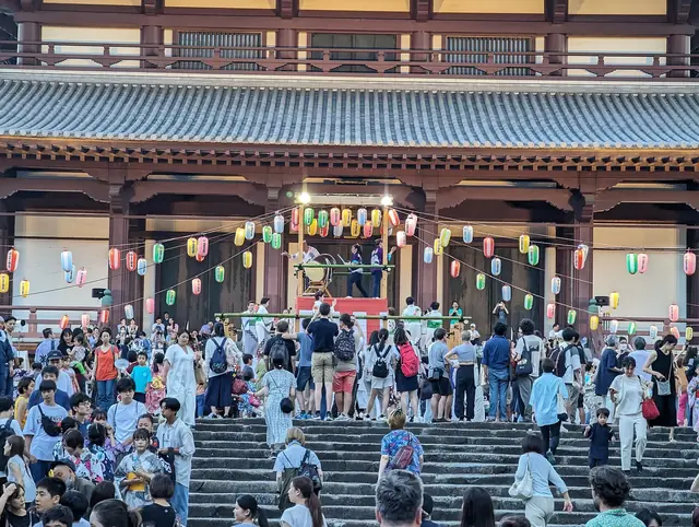増上寺の盆踊り、提灯と大勢の参加者
