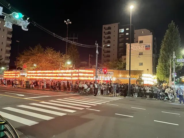 中野区杉山公園の盆踊り、提灯で飾られたやぐらを囲む踊り手