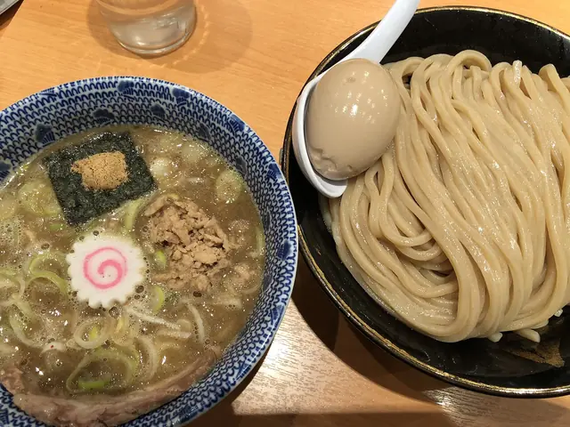 東京ラーメンストリートの六厘舎のつけ麺。太麺と味玉、濃厚なつけ汁
