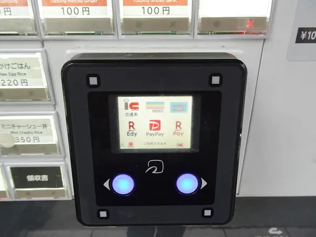 交通系ICやQR決済に対応した都内ラーメン店の食券機