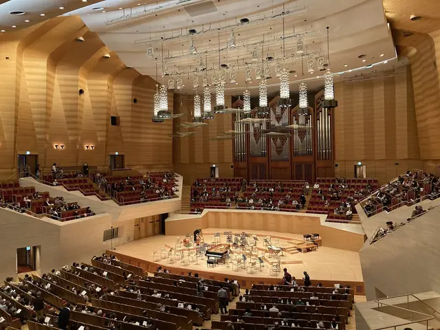 開演前のサントリーホール大ホールと木の内装、パイプオルガン