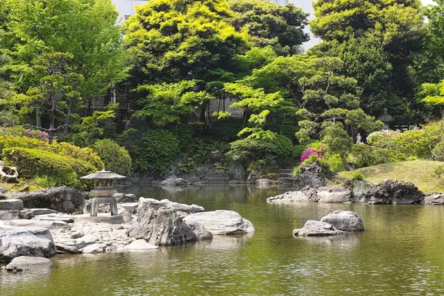 両国の旧安田庭園の池と石、石灯籠