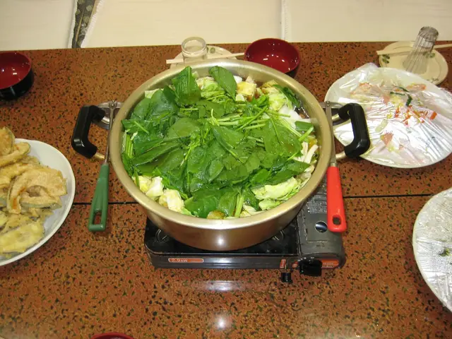 卓上コンロにかけた野菜たっぷりのちゃんこ鍋